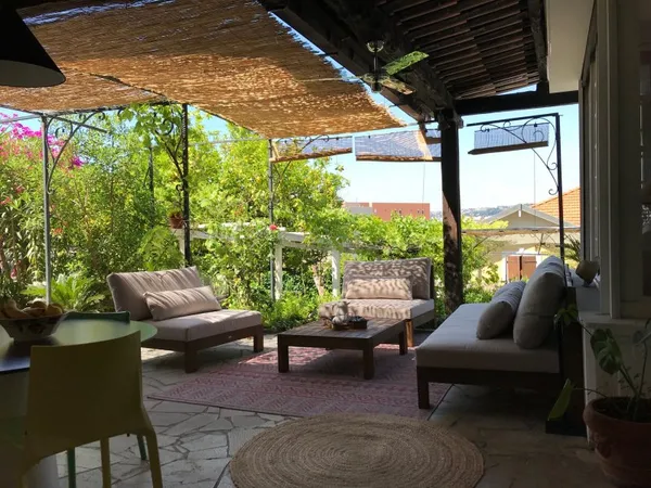 Loue rez de maison bohemienne à Nice (06) - 2 chambres, 87m², août 2022