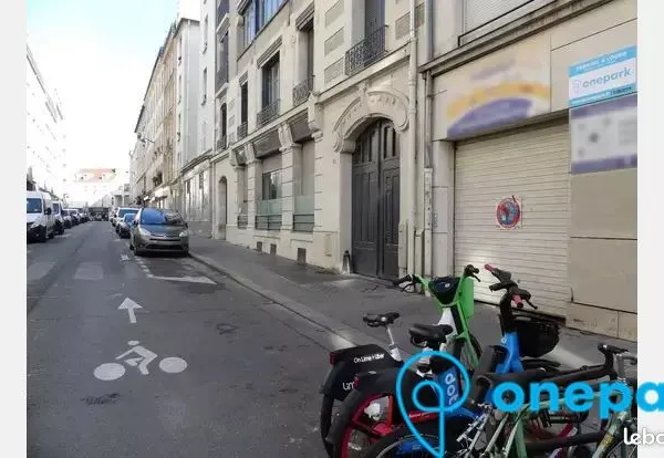 Parking/box 12 m² PARIS 11