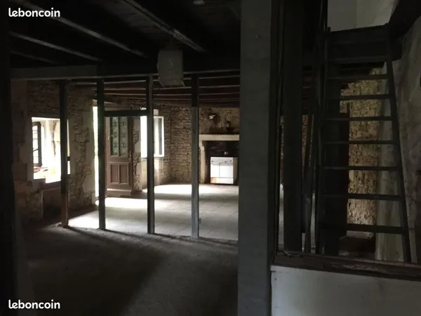 Maison en pierre 140 m² à réhabiliter + 1,2 ha attenant - Compteurs eau & électricité en place