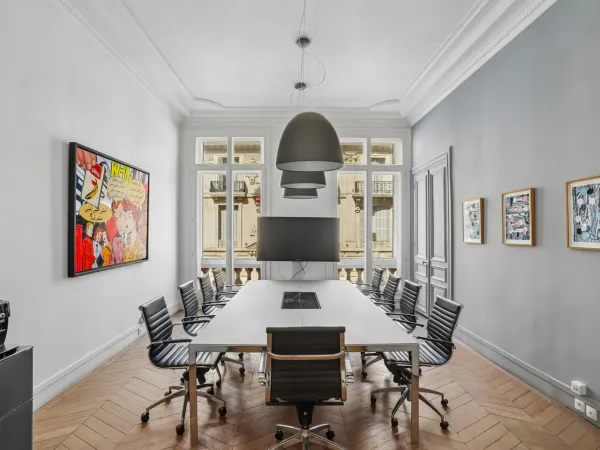 À deux pas du Parc Monceau - Élégants bureaux de prestige transformables en résidence familiale