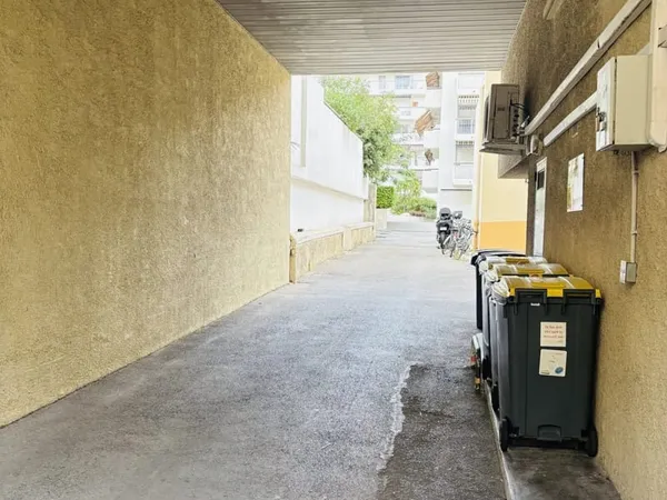 NICE LIBERATION : Petit Box fermé 8m2