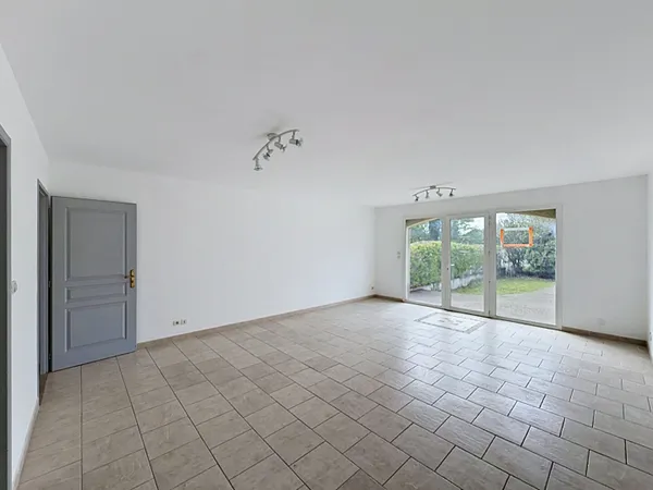 Local commercial à Vendre à Graveson - 43 m² avec parking