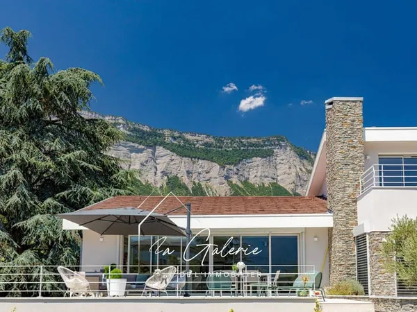Maison 8 pièces 304 m²