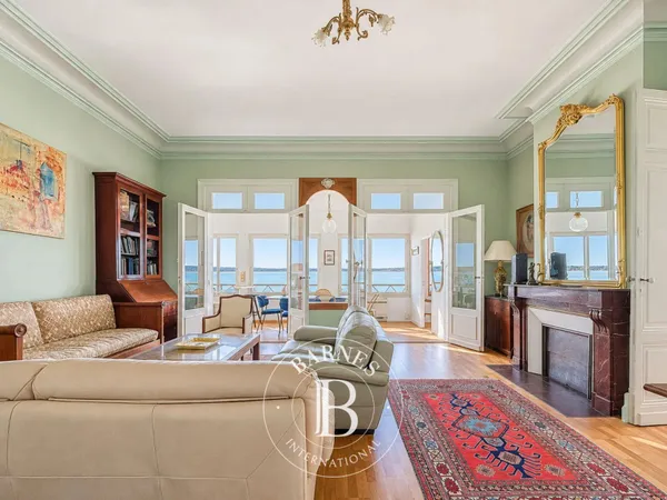 APPARTEMENT EN FRONT DE MER AVEC VUE SUR LE BASSIN, 2 CHAMBRES ET DEUX PARKINGS À ARCACHON