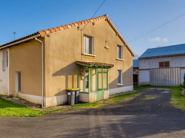 Asnieres sur Blour - Deux maisons, dependences, et terrain - possible gite - ouverte pour une offfre