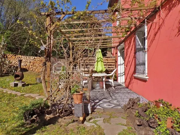 Maison familiale de construction traditionnelle, 5 chambres avec garage et jardin Labastide-Rouairou