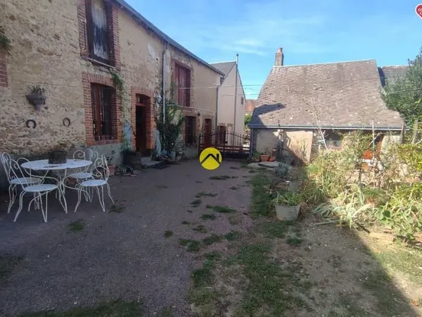 BELLE LONGERE ET DEPENDANCES