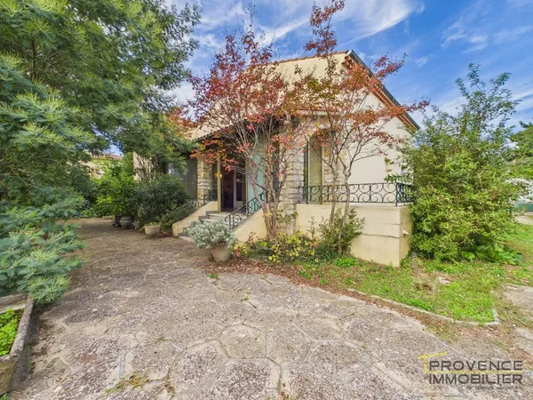 Maison 140 m2 à rénover avec 5 chambres, jardin et garage à