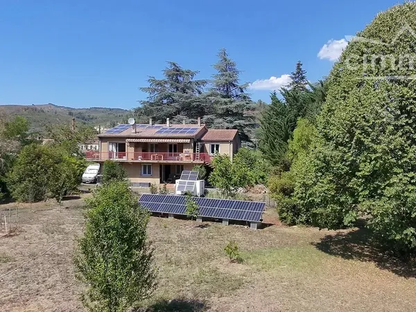 Villa de 212 m² habitables  logement indépendant sur terrain de 5340 m²
