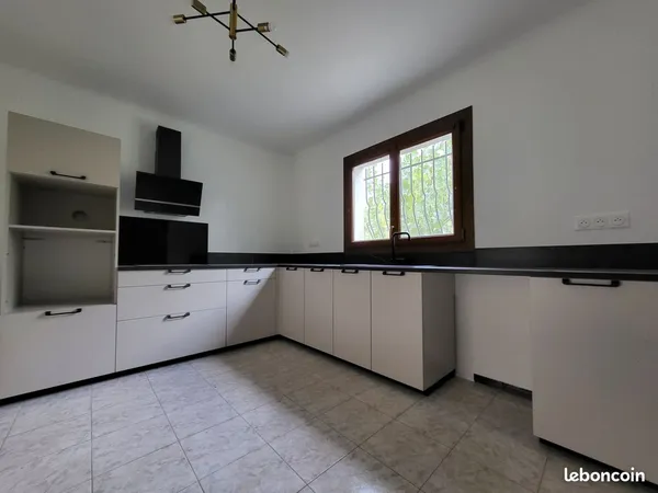 HAUT DE VILLA T4 DE 108,78 m² AVEC COUR PRIVATIVE - CORRENS (83570)