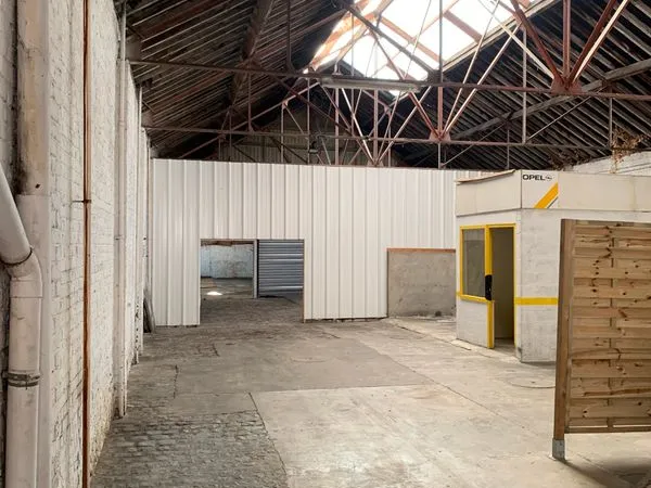 Hangar 200 m2 à louer