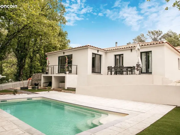Venez découvrir cette maison neuve de plain-pied de 94 m², agrémentée d'un décroché qui apporte du c