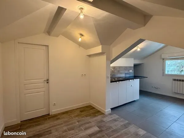 Eybens - superbe t2 sous combles 56,72 m² au sol + dépendance 30 m² + parking