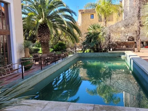 Maison de maître du 19è siècle - 9 Pièces - Piscine- Surface 339 M² - Terrain 862 M² - (34 120 PEZEN