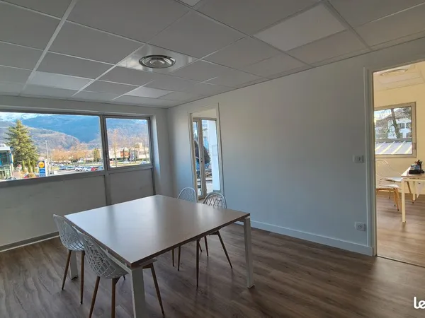LOCAL COMMERCIAL / BUREAUX - 50 m² - CROLLES