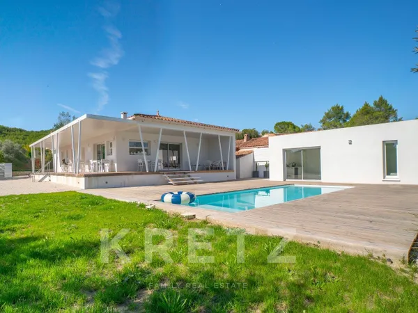 Superbe villa d'architecte de 141m2 plain-pied avec piscine et dépendance entre Sommières et Quissac