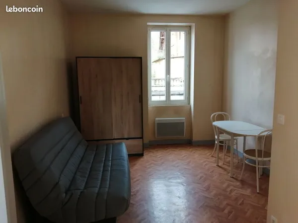 Studio meublé avec terrasse - parking à proximité des lycées