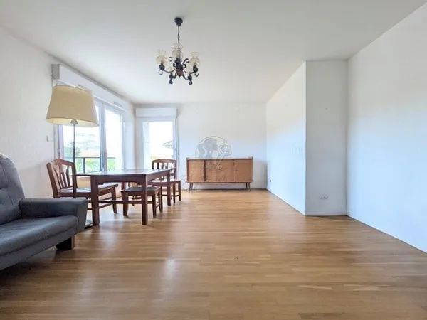Appartement T4 de 86 m2 en plein centre de Vernaison avec te