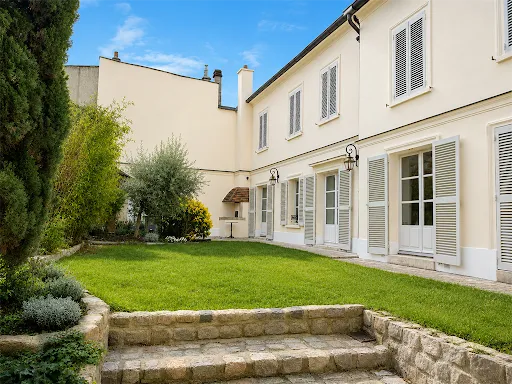Maison 10 pièces 330 m²
