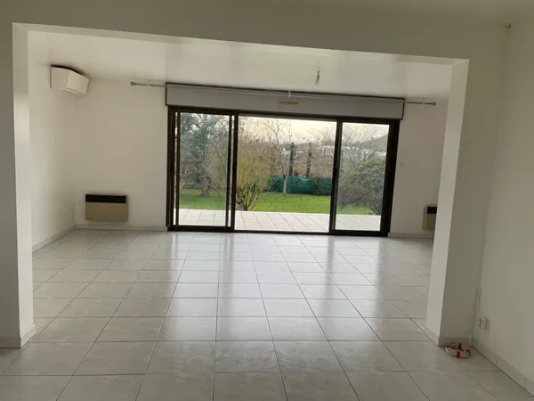Charmante maison au calme avec jardin et garage.