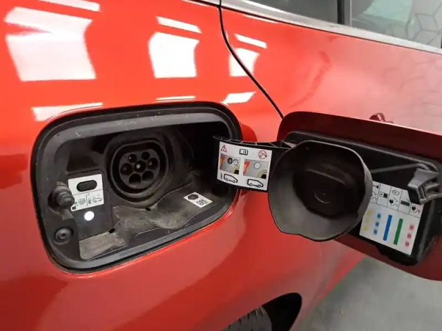 Renault Megane iv estate e-tech plug-in hybrid 160 — photo 23