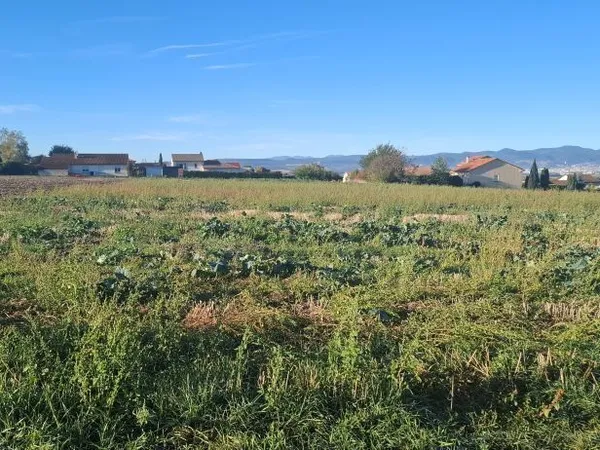 Terrain à bâtir de 309 m² à LES MARTRES-D'ARTIERE (63)
