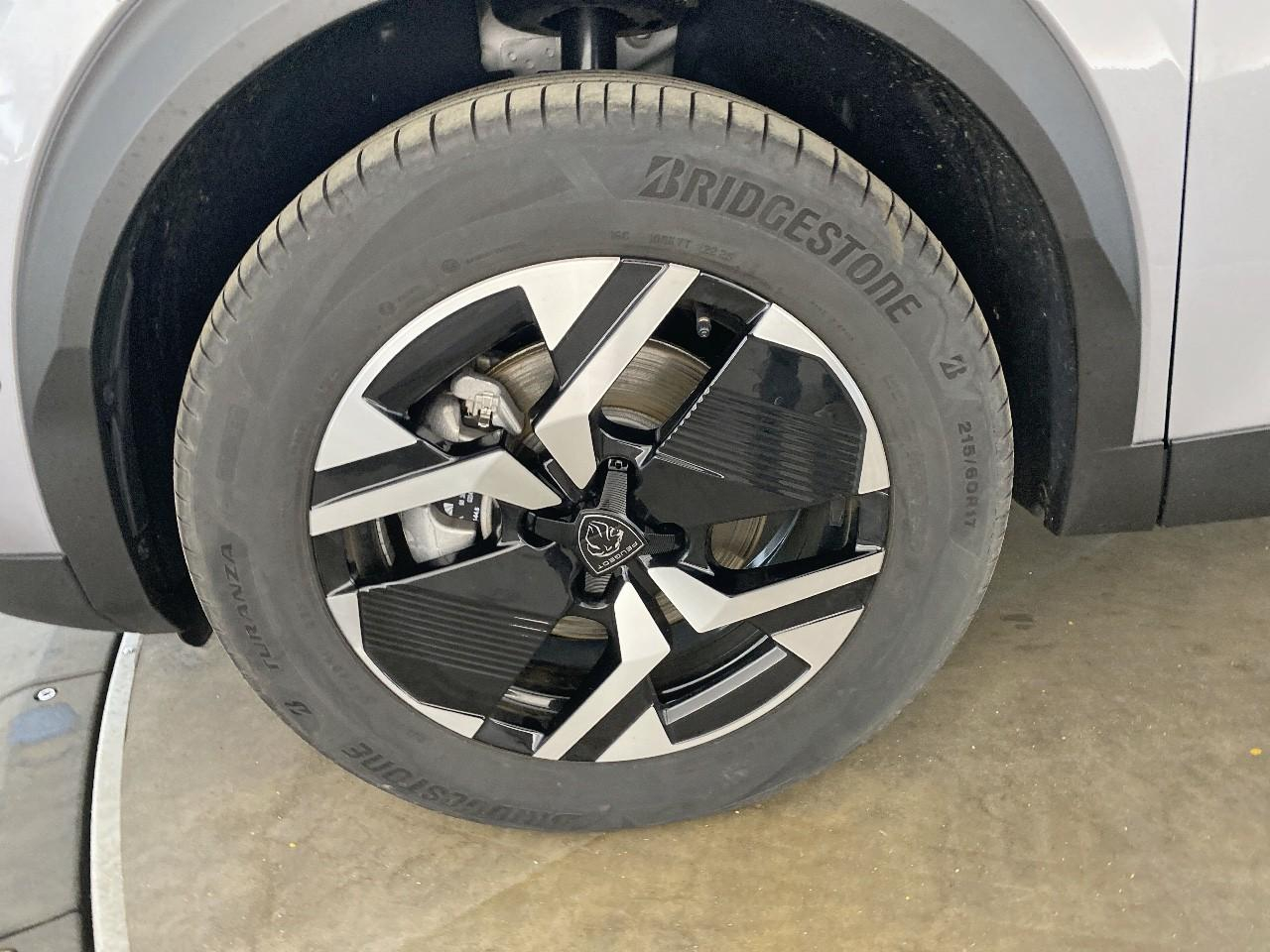 Peugeot 2008 hybrid 145 ch e-dcs6 allure — photo 11