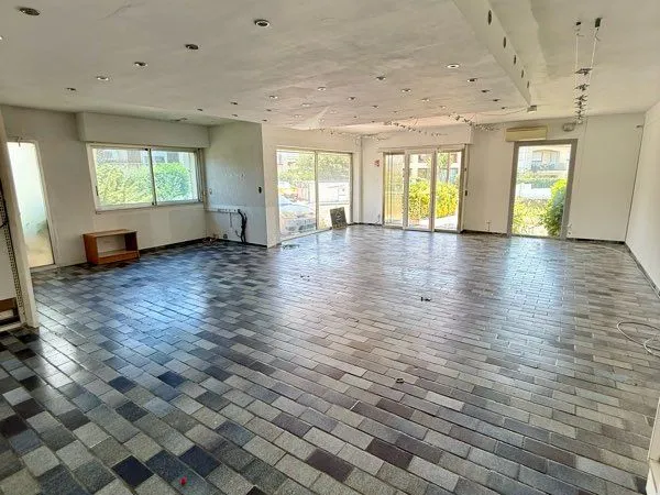 Local commercial 77m2 clos banet
