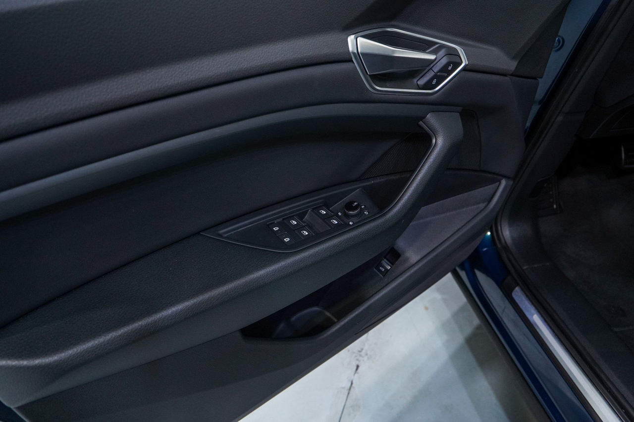 Audi e-tron — photo 17