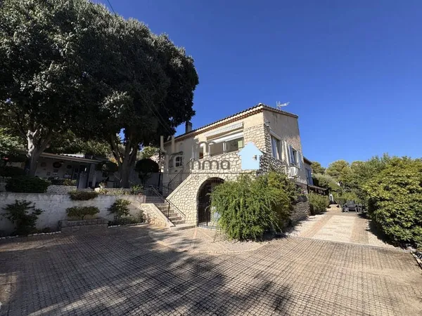 Villa 8 pièces 205 m²