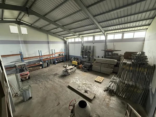 Entrepôt rare de 611 m² - Saint-Benoît