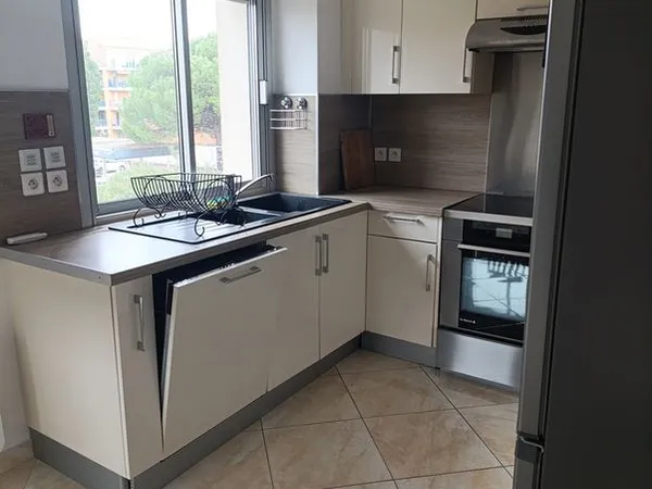 Location meublée a l année 2 pieces 50 m2 sainte maxime