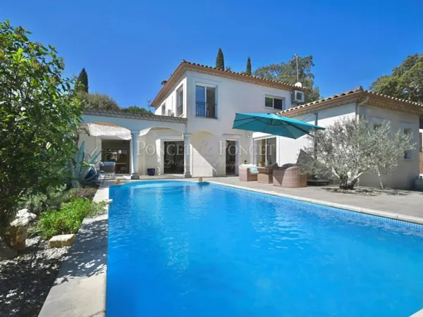Villa récente rénovée avec élégance.