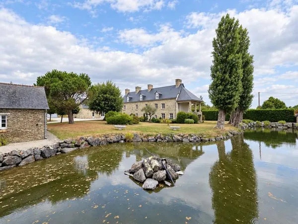 Une propriété de caractère avec piscine intérieure et dépendances, à 10 km de Saint-Lô