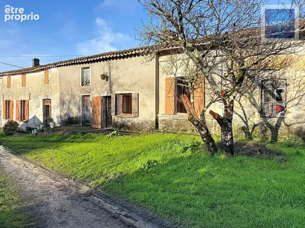Maison en pierre à restaurer d'environ 135 m2 avec dépendances sur 3 933 m² de terrain