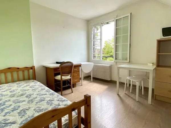 Idéal étudiant - Chambre meublée dans maison avec parking