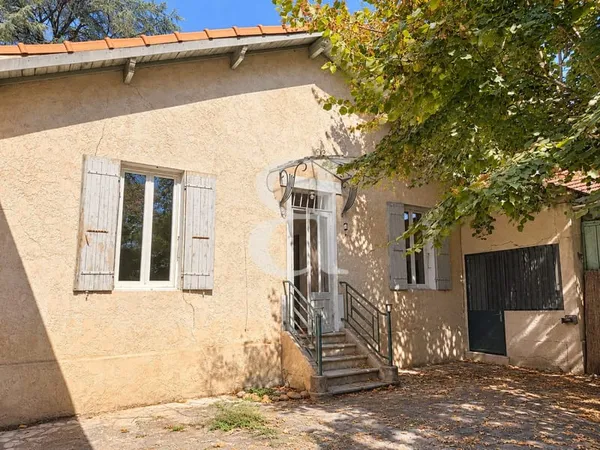 Maison de charme à rénover avec jardin et garage en centre-vil