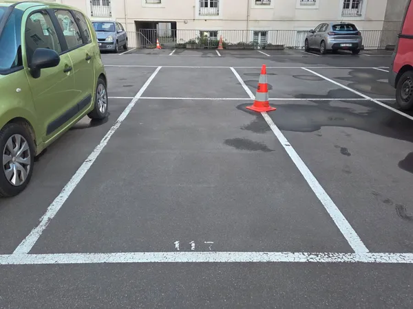 Loue place de parking non couverte rue Meuris dans une résidence sécurisée