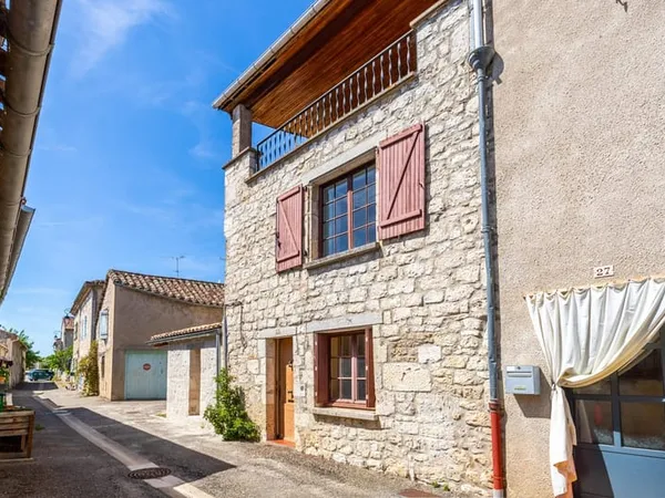 Maison de village en pierre avec jardin-cour et vue