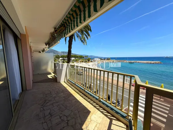 Sur la commune de Roquebrune Cap Martin, deux pièces face aux plages avec terrasse et magnifique vue
