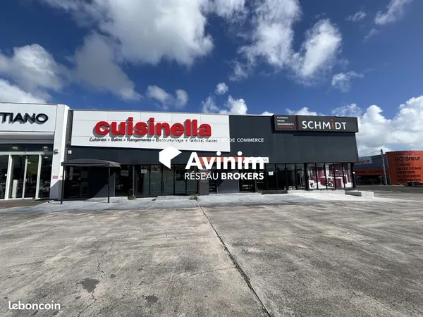 Local 1080 m² Baie-Mahault