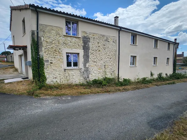 IMMEUBLE DE RAPPORT - 3 LOGEMENTS - PROCHE PUGNAC
