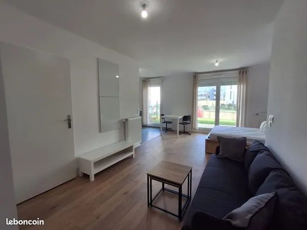 Grand studio lumineux meublé 35 m² avec jardin privatif et parking