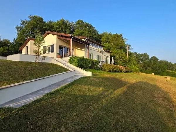Propriété de charme avec vue panoramique, piscine et 3,6 hectares de nature Lot-et-Garonne