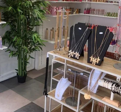 Boutique / Local commercial -Emplacement N°1 LOURDES- Grande Vitrine