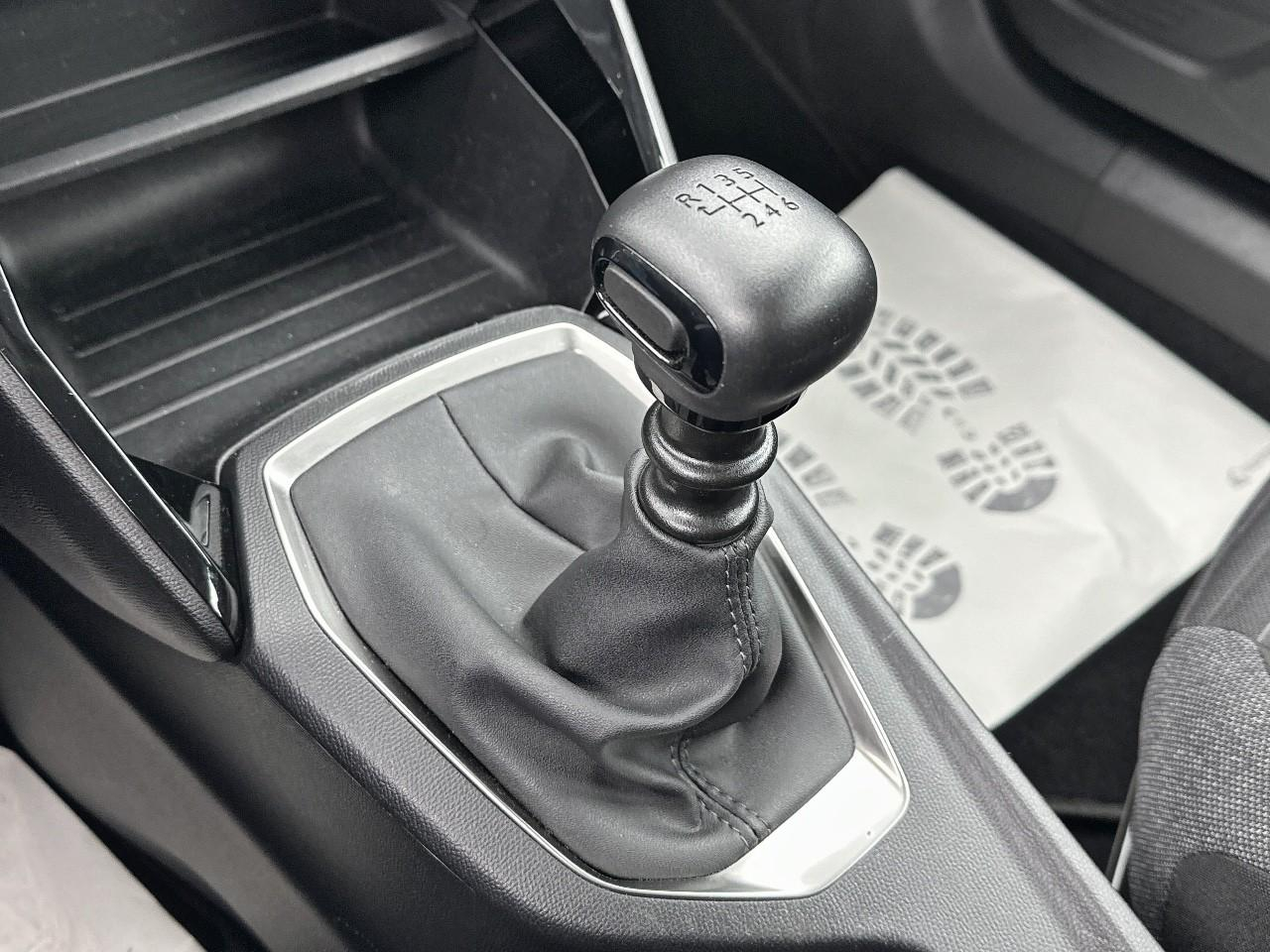 Peugeot 2008 puretech 100 s&s bvm6 active — photo 31