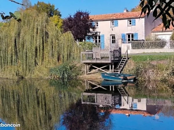 Maison bord de Sèvre Niortaise, ponton privatif. Ponton privatif