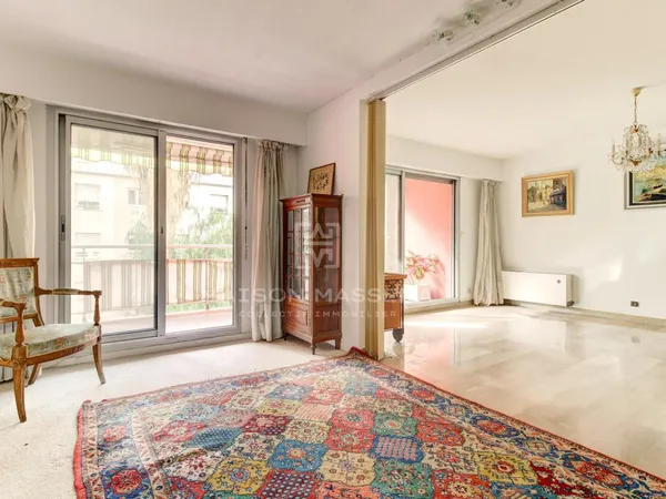 NICE RIQUIER - SAINT-ROCH - 4 PIÈCES TRAVERSANT DE 89 M² AVEC TERRASSE, GARAGE ET CAVE