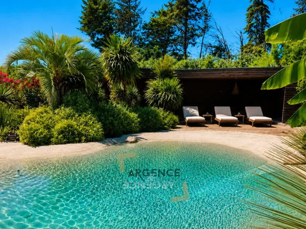 Maison 5 pièces 241 m²