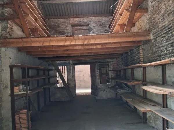 Grand garage avec mezzanine